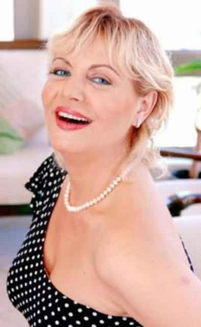 Müşerref Akay, manken Şenay Akay'ın halası. İkili bir dönem tartışmalarıyla da gündeme gelmişti.