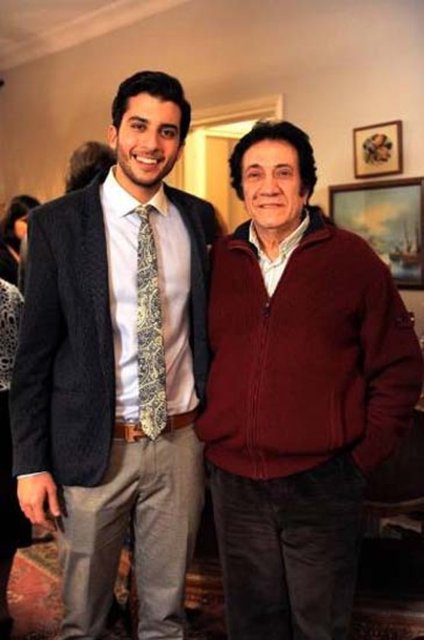 Fırat Altunmeşe, Türkiye'nin usta ismi İzzet Altunmeşe'nin oğlu. Sanatçı bir babanın oğlu olan Fırat Altunmeşe'nin bu akrabalığı pek çok kişi tarafından bilinmiyor.