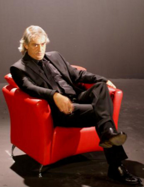 Levendoğlu, yönetmen Mustafa Altıoklar'ın yeğeni.