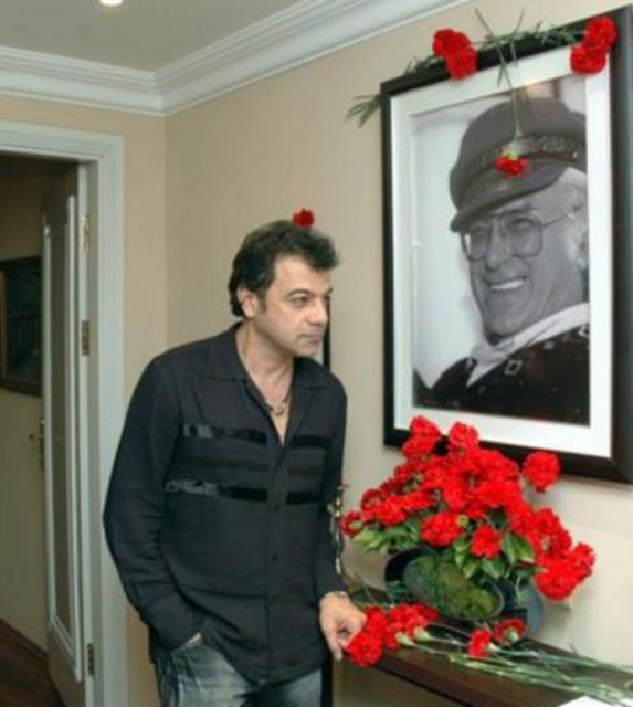 Şair Attila İlhan, Alışık'ın dayısı.