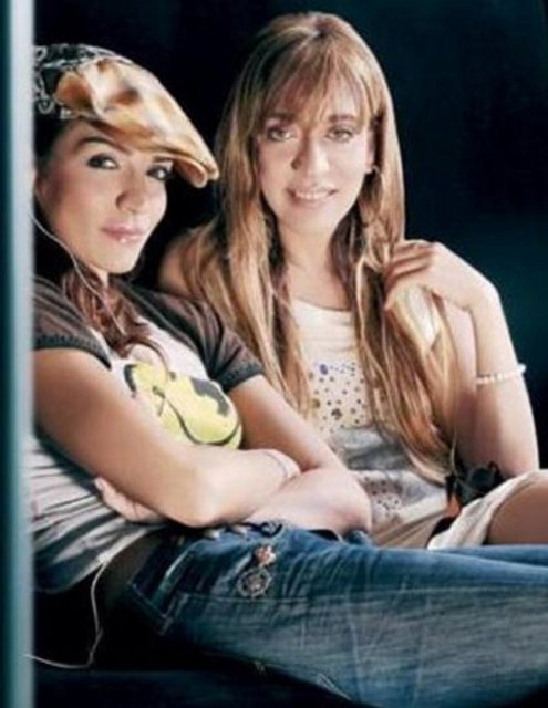 Ebru Akel yönetmen Deniz Akel'in kardeşi.