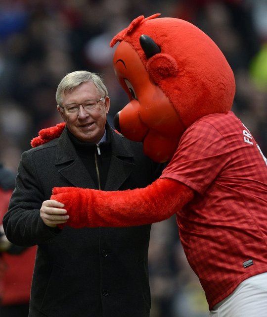İlk 3 yılını oldukça başarısız geçiren ve görevden alınması istenen İskoç hoca, ilk başarısını 1990'da FA Cup'ı kazanarak yaşadı.