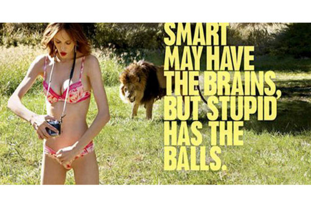 Moda devi giyim firmasının iki reklamına sakıncalı müstehcen içerikleri bulunduğu gerekçesiyle yayın yasağı geldi. Tartışma yaratan ve iki dergide yayınlanan ilanlardan birinde ormanlık alanda bikinili bir kadın kendi cinsel organının fotoğrafını çekiyor ve arka planda bir aslan görülüyor.