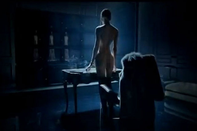 Ünlü model Candice Swanepoel'in iki erkek meslektaşı eşliğinde tasarımcının ayakkabılarını tanıttığı panolar aşırı seksi bulunduğu için bu karar alındı.