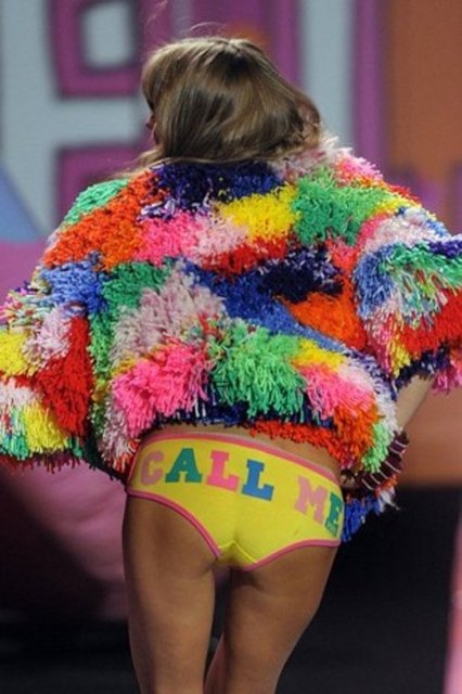 Victoria's Secret'ın genç kızlar için hazırladığı iç çamaşırları aileleri kızdırdı.