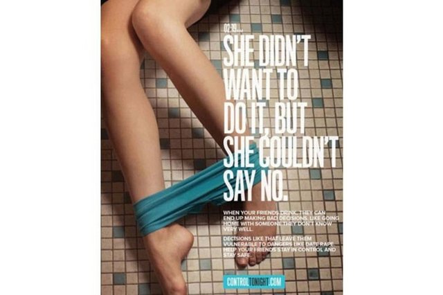 ABD'nin Pennsylvania Eyaleti'ndeki billboard'larda yer alan tecavüz ilanı, tecavüz kurbanı kadınları kızdırdı. İlanda banyoda iç çamaşırı çıkarılmış bir kadının bacakları yer alıyor, yanında ise "Arkadaşların çok içerse ne olduğunu gör. O bunu istemiyordu ancak hayır diyemedi" ibaresi yer alıyor. Yetkililer "Ülkede bir yılda 97 bin kişi aşırı alkol alımı nedeniyle tecavüze uğradı" diyerek ilanı savundu.  -  -