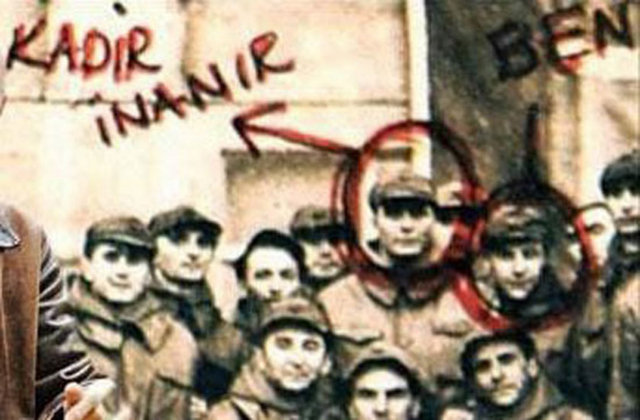 Ünlü müzisyen Mazhar Alanson'un piyasaya yeni çıkan kitabından bir sayfa. Alanson (sağda) ve Kadir İnanır meğer asker arkadaşıymış.