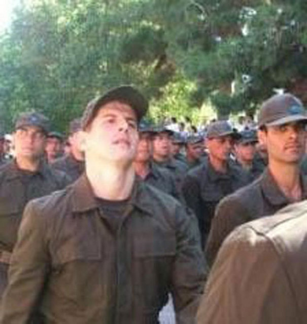 Emre Belözoğlu askerliğini Burdur'daki 58. Piyade Er Eğitim Alayı'nda yaptı.