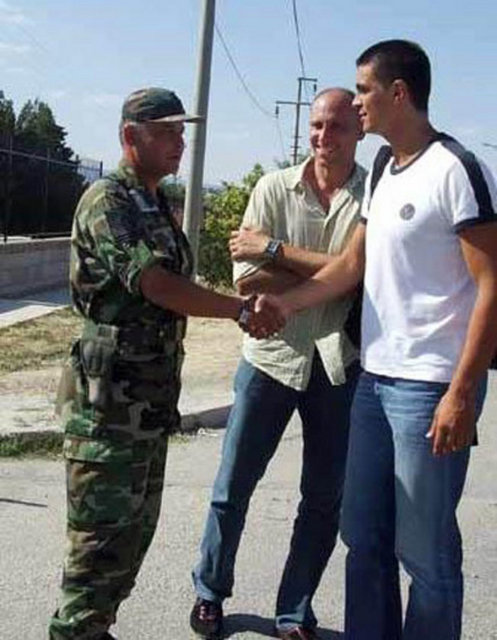 Kutluay birliğine teslim olurken.