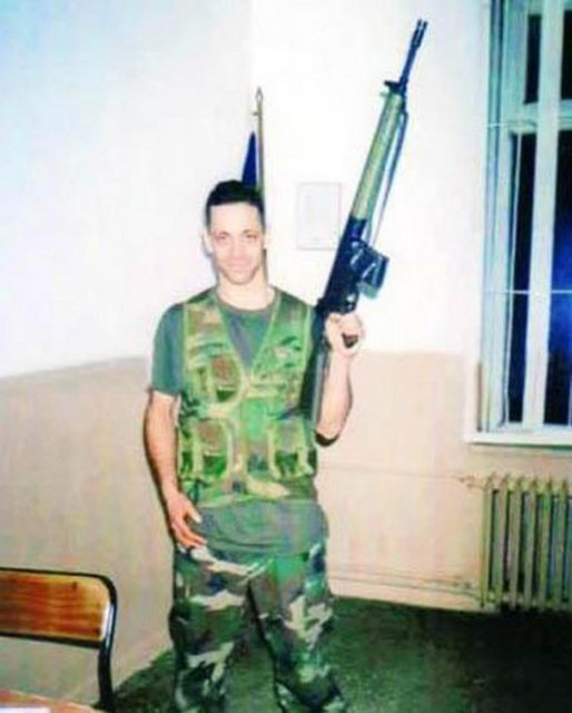 Duman grubunun solisti Kaan Tangöze'nin askerlik hatırası... Bu kez elinde gitar yerine silah var. Tangöze askerliğini Erzurum'da yaptı.