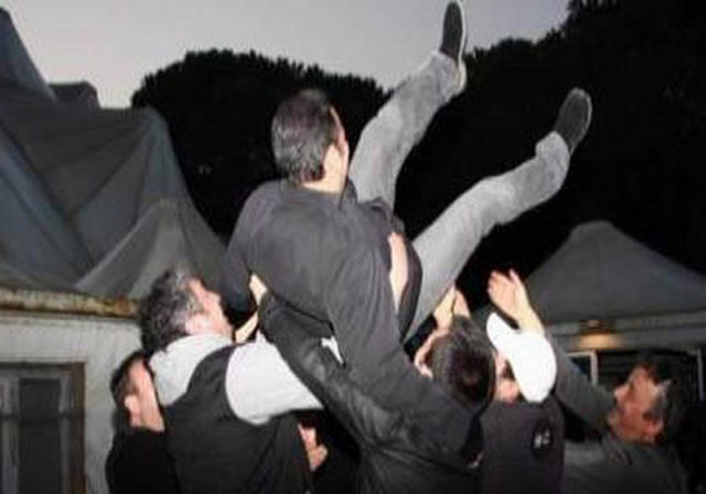 Arkadaşları Ali Sunal'ı askerlik görevini yaptığı Mardin'e böyle göndermişti.