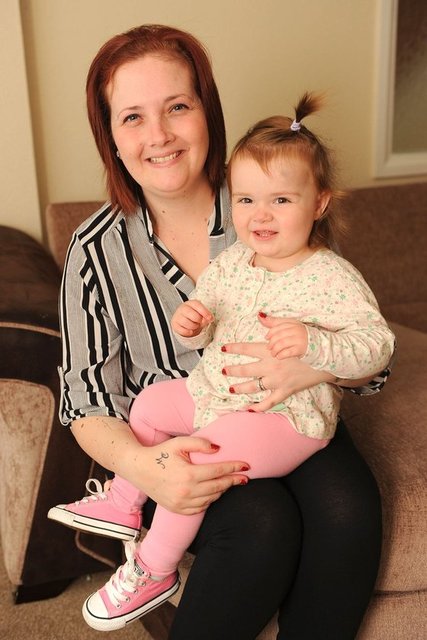 Cook, bir gün sırtında kaşınan ve kanayan bir leke fark etti. Vakit kaybetmeden doktora gitti, ancak o zaman 10 haftalık hamileydi. Kanser teşhisi konulan Cook, 6 hafta sonra da boynunda bir kitle fark etti.  -