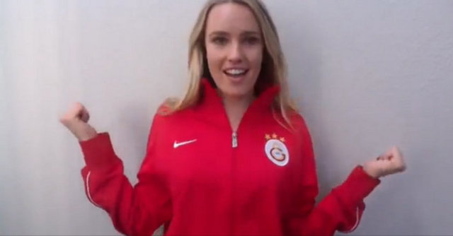 - ABD'den Galatasaray'a 'güzel' destek! -  -  - Daha önce birçok kez Galatasaraylı taraftarın gündemine gelen Amerikalı aktris Cassidy Gard, Chelsea maçı öncesi bir video hazırladı ve gönül verdiği sarı-kırmızılı takıma destekte bulundu