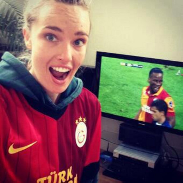 Amerika'da yaşayan genç oyuncu Cassidy Gard'ın Galatasay ile ilk karşılaşması Los Angelas'ta tanıştığı Türk arkadaşları vasıtasıyla oluyor.