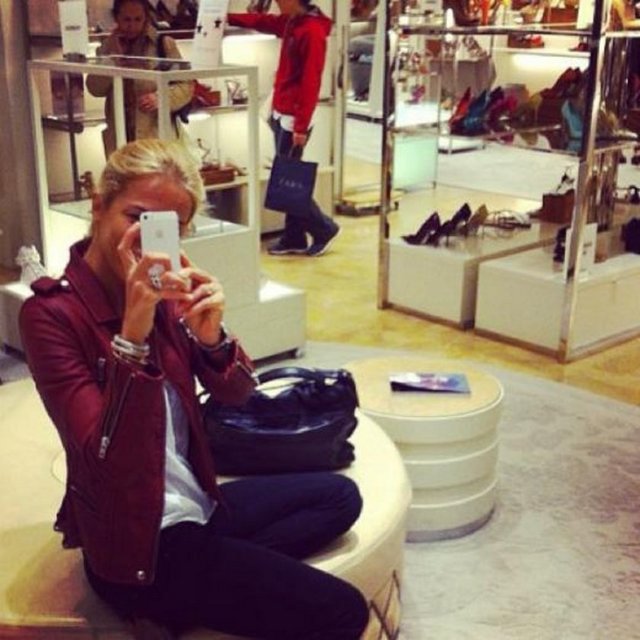 BURCU ESMERSOY - Ayakkabıları görmezden gelemeye çalışıyorum -