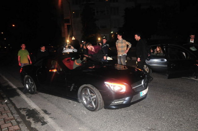 Bülent Ersoy, önceki gece, jüri üyelerinden olduğu Popstar yarışması sonrasında Etiler'de kebapçı açtırdı. - Diva'nın canının gece yarısı kebap çekmesi üzerine Popstar'ın bir diğer jüri üyesi Demet Akalın'ın eşi Okan Kurt, Etiler'deki Adana Yüzevler Kebapçısı'nın müdürünü arayıp rica ederek mekânı açtırdı.