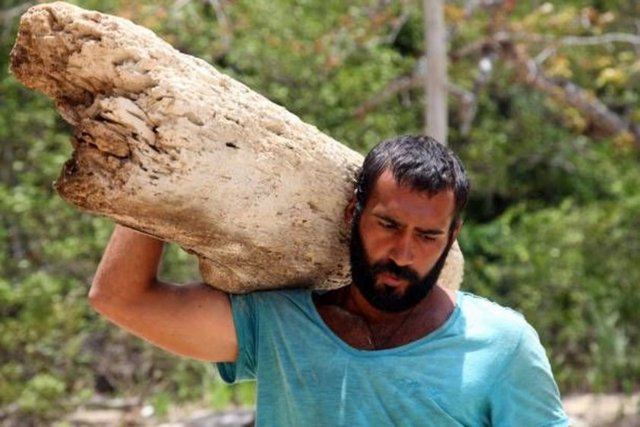 Ümit Karan akşam yakılacak odunları taşırken...