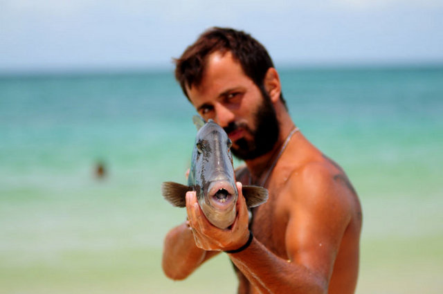 Atom karınca Erhan hem ateşimizi yaktı hem balığımızı tuttu. Dünya fair play ödülünü alan ilk jokey, adanın en hareketli bireyiydi.