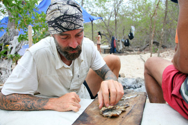 Bozok Gören yakaladığı balığı afiyetle yerken...
