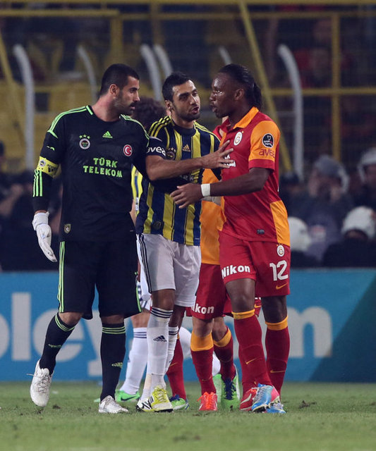 EL PAİS: Bir ölü ve kutlama. Derbinin ardından iki takımın taraftarları, Türkiye'nin bir çok kentini savaş alanına çevirdi. Burak Yıldırım adındaki bir F.Bahçe taraftarı, bıçaklanarak hayatını kaybetti.