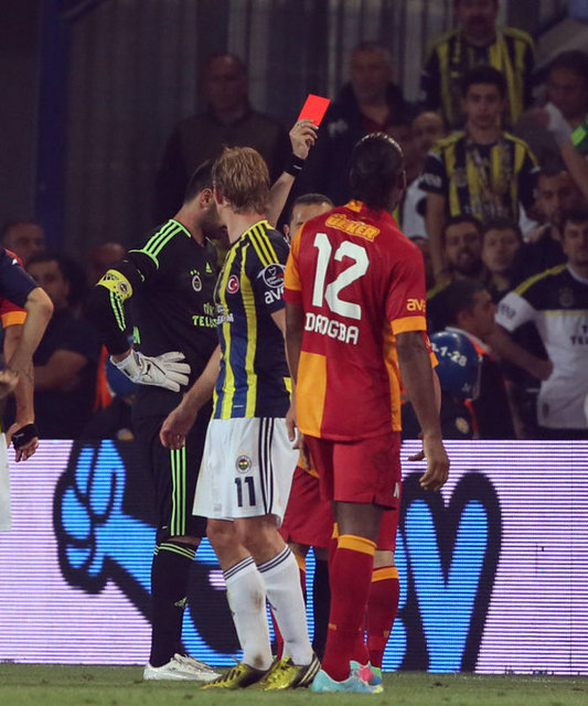 O POVO: G.Saraylı futbolcular, Şükrü Saracoğlu'nun duvarlarına şampiyonluklarını kutlamak için imzalarını bıraktılar. Felipe Melo da bu anın fotoğrafını internetten takipçileri ile paylaştı.