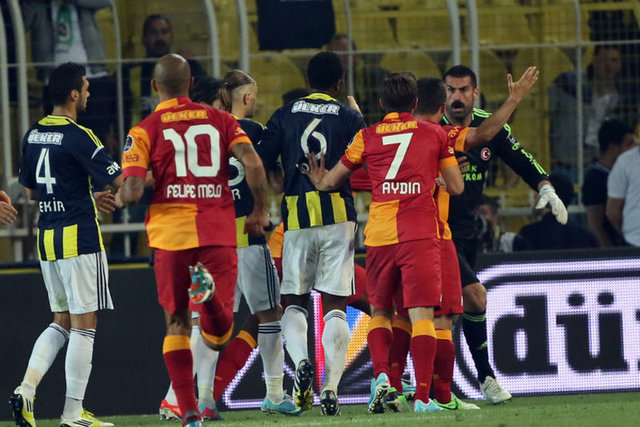 DAİLY MAİL: Fenerbahçe taraftarı, İstanbul derbisinin ardından iki Galatasaraylı taraftar tarafından bıçaklanıp öldürüldü.