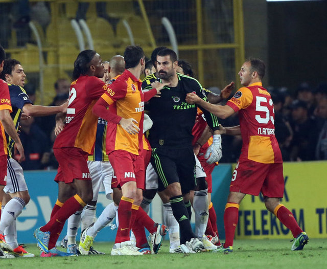 MAİSFUTEBOL: Aynı sahada iki ezeli rakibin de kutlama yapması mümkün mü? Söz konusu Türkiye ise evet... Sarı- Lacivertliler, ezeli rakiplerini 2-1 devirerek galibiyeti kutladı. Önceki hafta şampiyonluğunu ilan eden Galatasaray da ezeli rakibinin sahasında bunun sevincini yaşadı.