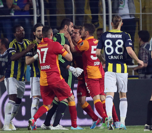 MARCA: 20 yaşındaki taraftar, G.Saraylı holiganlarca bıçaklandıktan sonra hastaneye kaldırıldı ancak kurtarılamadı. (Haberle ilgili İspanyol okuyucuların "Türkiye'de bu tür olaylar çok yaygın. Rakip bir takımın forması ile dolaşmak büyük tehlike demek. Sporun içine şiddet bulaşmamalı. Bu insanlar çıldırmış" ifadeleri dikkat çekti)