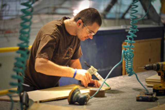 51. Elektrik Donatım Tamircileri -  - Yıllık geliri: 50 bin 124 Dolar