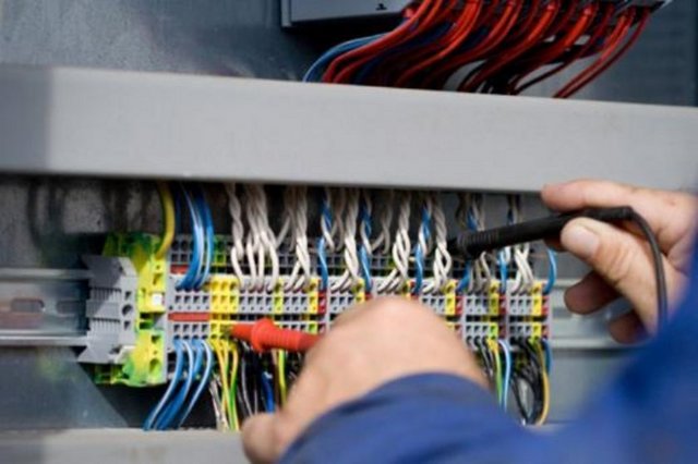 32. Elektrik Teknisyeni -  - Yıllık geliri: 57 bin 141 Dolar