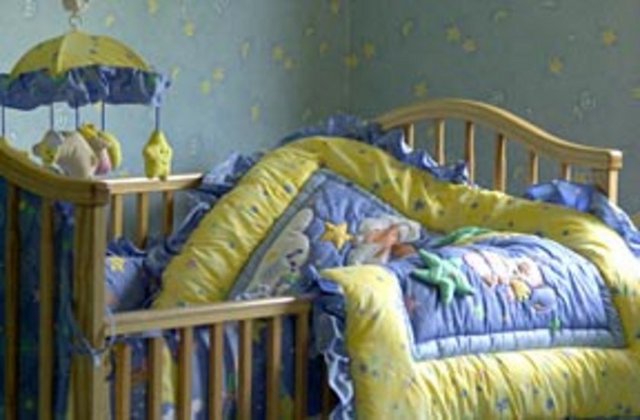 Boğulma tehlikesini önlemek için bebek yataklarında bebeğe çok yakın şekilde sallantılı aksesuvar kullanılmamalı.