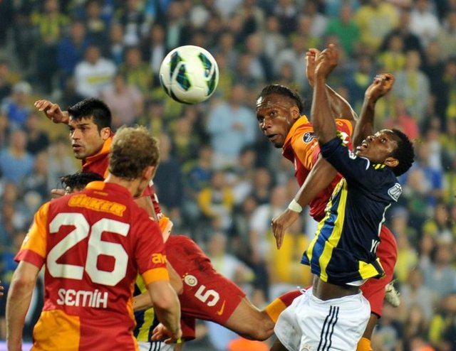Gergin geçen Fenerbahçe-Galatasaray derbisinin ardından iki takımın futbolcuları Gayrettepe'deki Masquerade Bar'da birlikte eğlendi! Fenerbahçeli Pierre Webo, Raul Meireles, Bekir İrtegün galibiyeti Galatarasaray'dan Didier Drogba ise şampiyonluğu hep beraber kutladı.