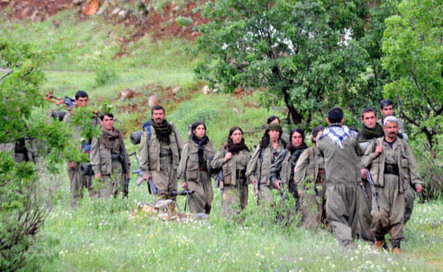 Örgütün diğer üyelerince karşılanan gruptakiler, basın mensuplarına açıklamalarda bulundu.