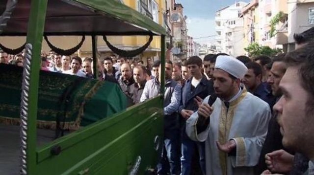 Yıldırım'ın bir yakını, "Biz bu acıyı tattık, başka kimse tatmasın. Allah belasını versin hem onların, hem onların. Böyle kutlama mı olur?" şeklinde konuştu. Burak'ın amcasının oğlu Şakir Yıldırım ise, "Galatasaray kutlamaları iptal etmiş. (Olayın faillerini kastederek) Ne olacak. Bu can bir daha gelecek mi? Metrobüsten yukarı çıkarken merdivenlerde vurulmuş. Kombinesi vardı. Ben istedim bana verecekti, ben maça gidecektim. Kısmet onaymış. Kader, takdiri ilahi. Hep 'maçlara gitme' diyorduk. Bütün deplasmanlara da gidiyordu. Artık yapacak birşey yok" dedi.