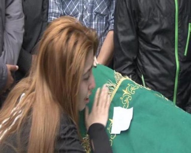 Bıçaklanarak öldürülen 20 yaşındaki Burak Yıldırım'ın dünkü cenazesinde kız arkadaşı Burcu Özge Uludoğan tabuta sarılarak uzun süre gözyaşı döktü.
