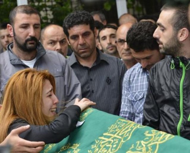 "Beni bırakma" diye ağlayan genç kız sabah da Burak Yıldırım'ın evinin önüne gelerek tek başına bir kaldırıma oturmuş ve gözyaşı dökmüştü.