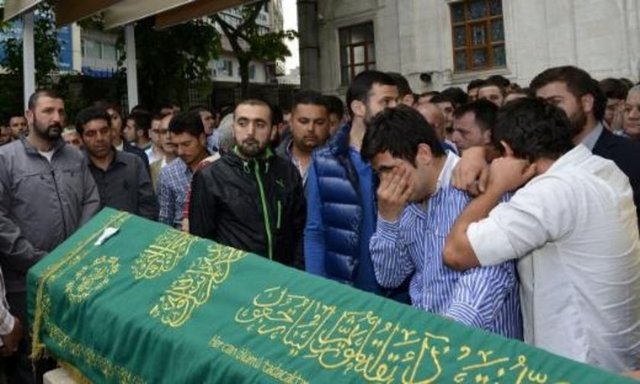 "Beni bırakma" diye ağlayan genç kız sabah da Burak Yıldırım'ın evinin önüne gelerek tek başına bir kaldırıma oturmuş ve gözyaşı dökmüştü.  -