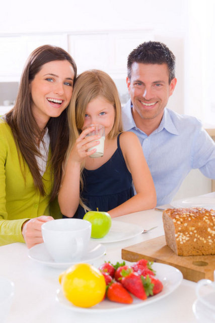 SINAV GÜNÜNE DİKKAT!  - Sınav günü sabah stres ve heyecan durumuyla iştah kapalı olabilir. İştah durumu normalse kahvaltı poğaça, simit ile geçiştirilmeden mutlaka evde yapılmalıdır. Kahvaltıya meyve suyu eklenebilir. Eğer iştah durumu çok düşükse 1 orta boy yeşil elma ya da 1 avuç üzüm yanında 1 çay bardağı süt ile sınav esnasında kan şekeri düşmesi engellenebilir. Sabah kahvaltısında çay ve kahve tüketimi idrar yapımını arttıracağından sınav esnasında rahatsızlığa neden olabilir. -