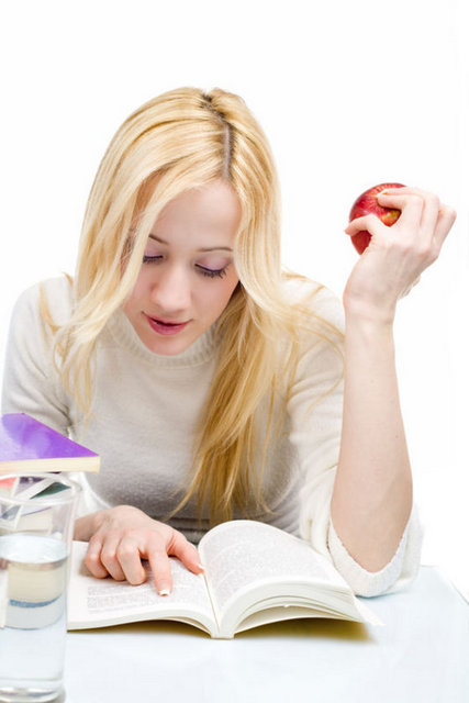 Taze meyve yanında badem, 1 avuç kuru üzüm ve 2 adet ceviz içi, 2 ince dilim tam buğday ekmeği ve 1 dilim peynir ile sandviç, 4 kaşık tahıl gevreği ve 1 kâse yoğurt, yulaflı bisküvi ve süt sağlıklı atıitırmalıklar arasında yer alır.