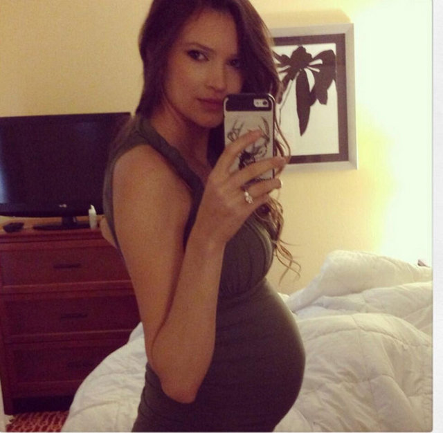 Victoria's Secret'ın 23 yaşındaki eski meleklerinden Kylie Bisutti Twitter ve Instagram hesabından hamile olduğunu duyurdu.