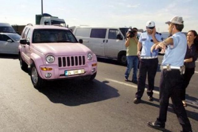 Esra-Ceyda Ersoy kardeşler daha önce de emniyet güçleriyle sorunlar yaşamıştı...