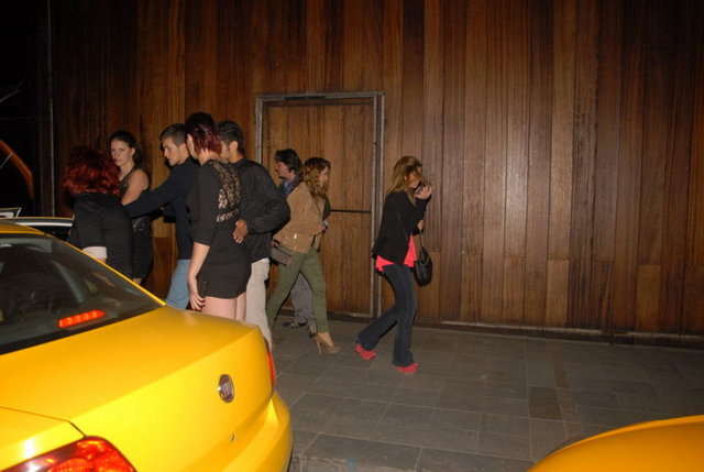 Murat Arkın fotoğrafları çekilince yanındaki kadınlardan ayrılıp gerisin geriye gece klübüne girdi.