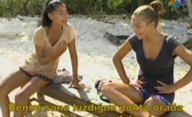 Ödül oyununda Duygu ile eşleşen Fatmagül büyük bir tartışma yaşanmıştı. Duygu ve Fatmagül'ü adaya yeni giden Dağhan sakinleştirmeye çalıştı.  -