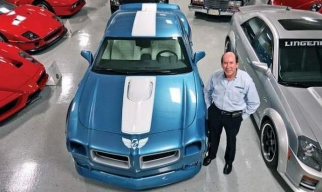 4- Ken Lingenfelter -  - Jay Leno'nun koleksiyonuna rakip olan Ken Lingenfelter, 20 Lamborghini Reventon's otomobiliyle listenin üst sıralarında yer almayı hak ediyor. Corvette, Mustang, Bugatti ve Porsche'lerden oluşan koleksiyonula Lingenfelter araba tutkusunu göz önüne seriyor.