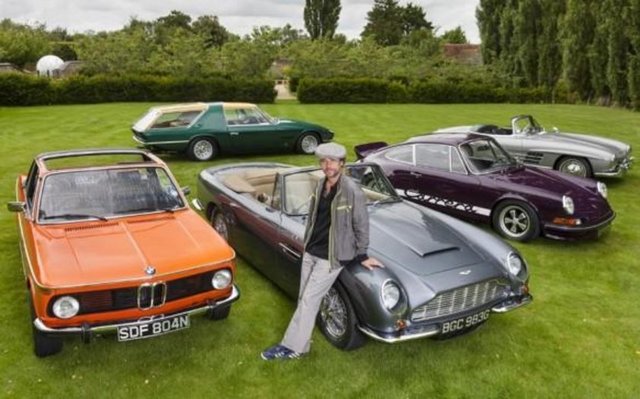 8- Jay Kay -  - Şapkalı adam Jay Kay, şarkıcılığının yanında otomobil tutkusuyla da biliniyor. Porsche, Ferrari, Rolls Royce, Lamborgini ve Mercedes'lerden oluşan koleksiyonuyla dünyanın sayılı isimleri arasında yer alıyor.