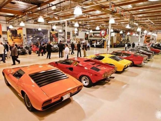 3- Jay Leno -  - Dünyanın en ünlü talk show programcılarından Jay Leno otomobil koleksiyonuyla da çok konuşuluyor. Onun arabaları genelde günümüzde nasıl çalıştığına akıl sır erdiremeyeceğiniz kadar eski modeller. Sunucunun 200 arabalık koleksiyonu genel olarak; Bentley, Rolls Royce ve Steamer'lardan oluşuyor.