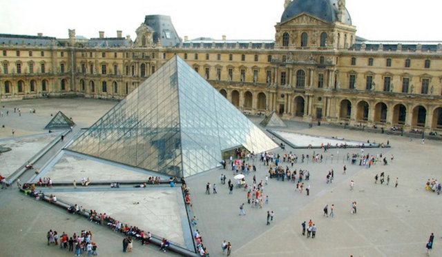 Louvre Müzesi - Cam Piramit - Paris/Fransa