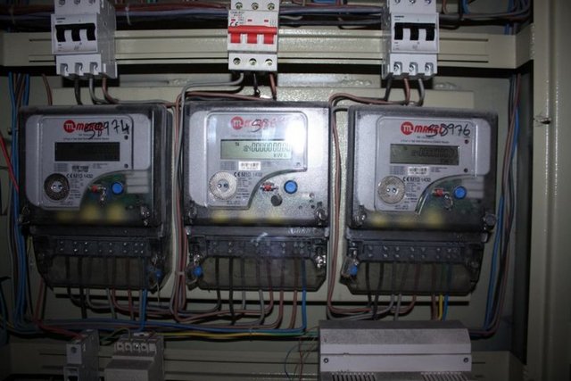 Sayacınız Yanlış Okunuyor Olabilir: -  - Binlerce elektrik abonesinin elektrik sayacı hatalı ve eksik okunduğu için abonelere büyük meblağlarda borç çıkartılıyor. Faturalarınızı kontrol edin. "Sayacımız değiştirildi. Eski sayacımın üzerindeki endeks okunurken 20838 kwh okunması gerekirken sayaç turunu tamamlamadığı halde '0' rakamını '1' okuyarak 21838 kwh endeksi 326 TL olarak faturamıza yansıtmışlardır.Elektrik dağıtım şirketi evime ihbarname göndermiş 5 gün içinde faturanızı ödemezseniz elektriğinizi keseceğiz. Hatalı sayaç okuma işleminin düzeltilerek faturamın tekrar düzeltilmesini talep ediyorum."