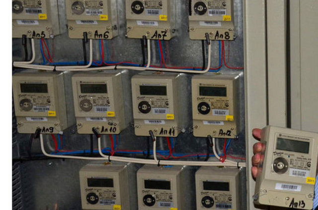 Sayacınızdaki Fabrika Hatasına Dikkat: -  - Elektrik sayaçlarındaki fabrika hatası elektrik faturalarını şişiriyor. Sayaçlarınızı kontrol ettirmekte fayda var. "Evde kiracı oturuyor. 3 yıldır elektrik faturalarını düzenli ödemiş. Elektrik sayacı fabrika hatalı olduğu için elektriği zamanında kiracıdan eksik kesmiş. Şimdi elektrik sayacı hatalı diye ikaz geliyor. 394 TL borç varmış ve 5 gün içinde ödenmezse elektriği keseceklermiş. Bir de müşteri temsilcisi 30 bin müşterinin başına bu durumun geldiğini söylüyor. Kilowatt hesaplaması yapıldı. Kiracı 1 yılda 373 Kilowatt ödemiş ama 1395 Kilowatt elektrik parası ödenmemiş. Elektrik sayacı fabrika hatalı olduğu için eksik hesaplamış. Dava açacağım?"