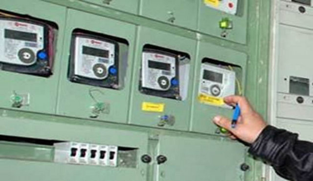 Akıllı Sayaç Kullananlar Zamanlamaya Dikkat: -  - Tasarruf yapacağız derken fatura şoku yaşamayın. halk arasında 'akıllı sayaç' olarak bilinen üç zamanlı faturalandırmayı, ancak abonenin başvurusu halinde uyguluyor. Aksi halde gün boyunca harcanan elektriğin tek fiyat üzerinden hesaplandığı klasik tarife geçerli oluyor. "Elektrik sayacımızı değiştirdiler, elektronik olanlardan taktılar. 100 TL civarı gelen fatura 155 TL oldu. Araştırmalarım sonucunda tarifenin tek zamanlı olduğunu öğrendim. Müşteri hizmetlerini aradığımda dilekçe ile başvurarak 3 zamanlıya çevirebileceğimi söylediler. Bize bu bilgi verilmedi, mağdur olduk. Ocak 2012 faturamın 3 zamanlı olarak tekrar hesaplanmasını ve fazla ödediğim miktarı bana ödemesini talep ediyorum."